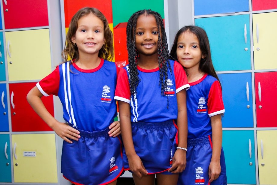 Prefeito entrega uniformes escolares e inaugura sala sensorial na Escola Municipal “Maria Eulália”