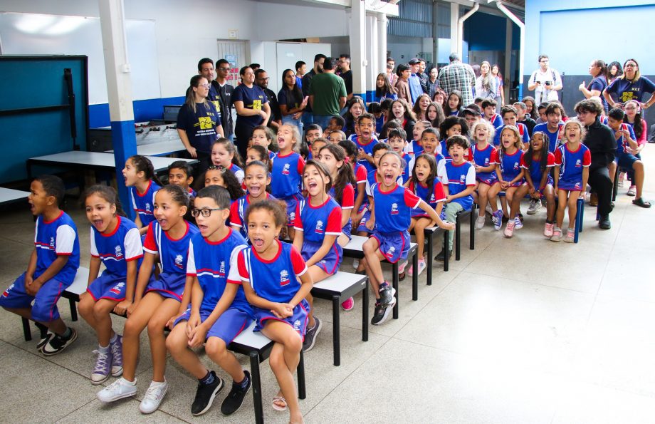 Prefeito entrega uniformes escolares e inaugura sala sensorial na Escola Municipal “Maria Eulália”
