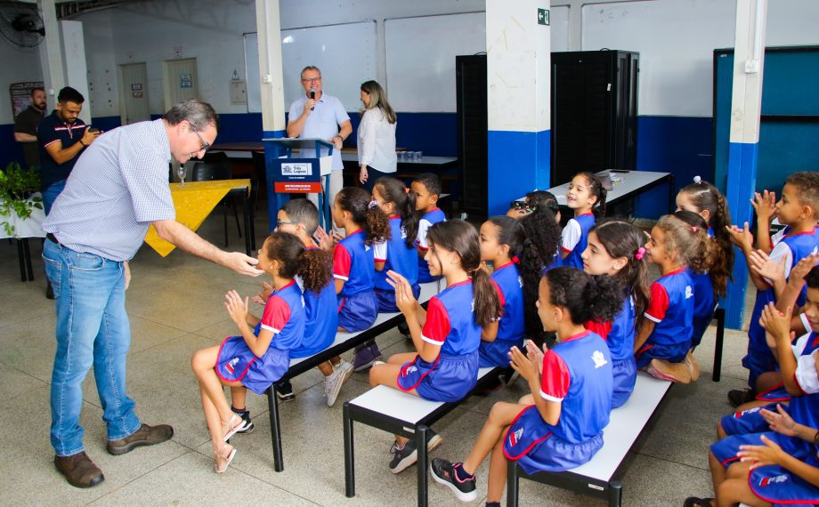 Prefeito entrega uniformes escolares e inaugura sala sensorial na Escola Municipal “Maria Eulália”