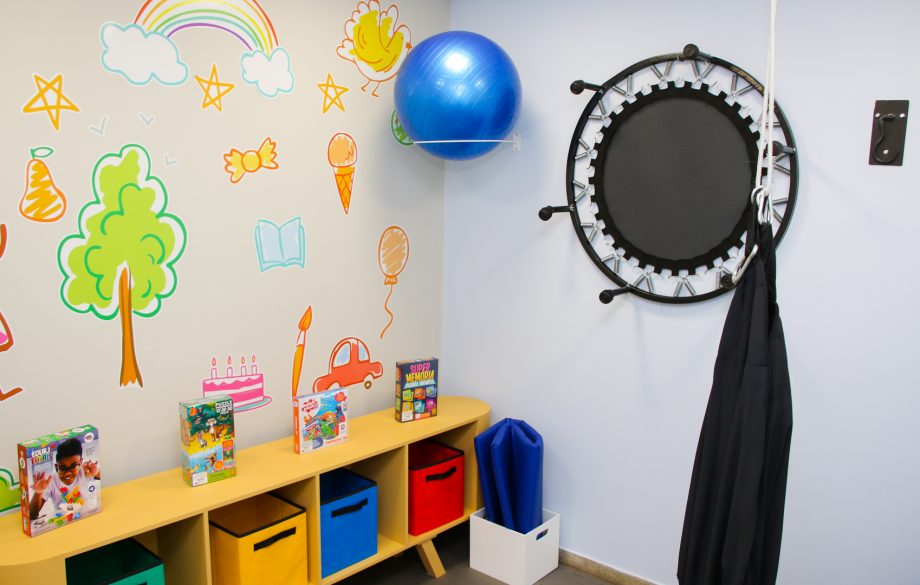 Prefeito entrega uniformes escolares e inaugura sala sensorial na Escola Municipal “Maria Eulália”