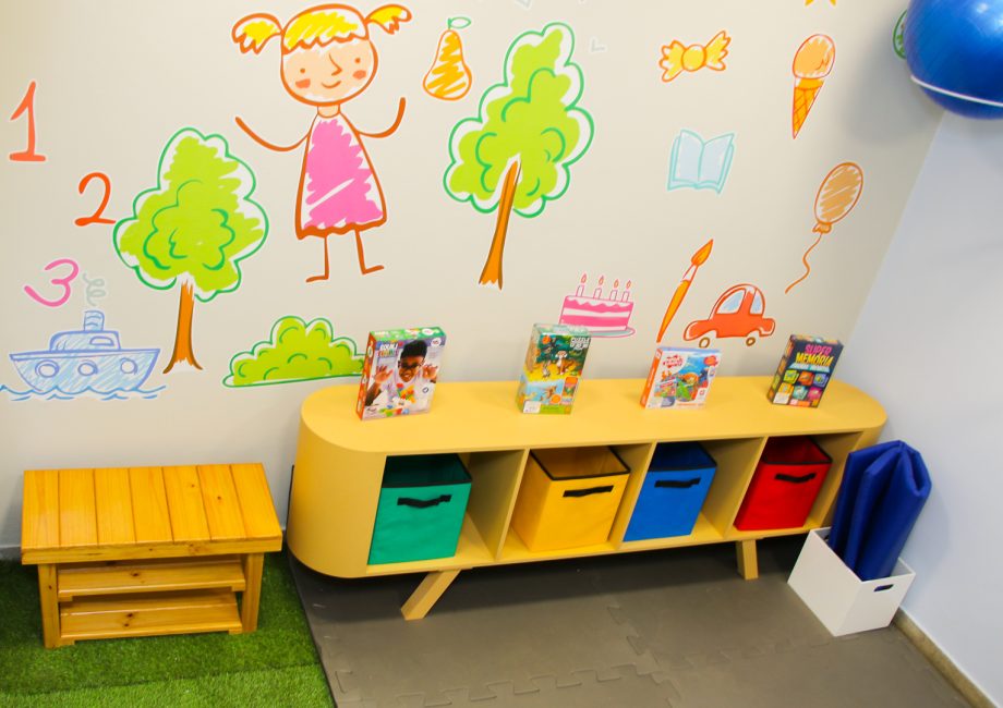 Prefeito entrega uniformes escolares e inaugura sala sensorial na Escola Municipal “Maria Eulália”