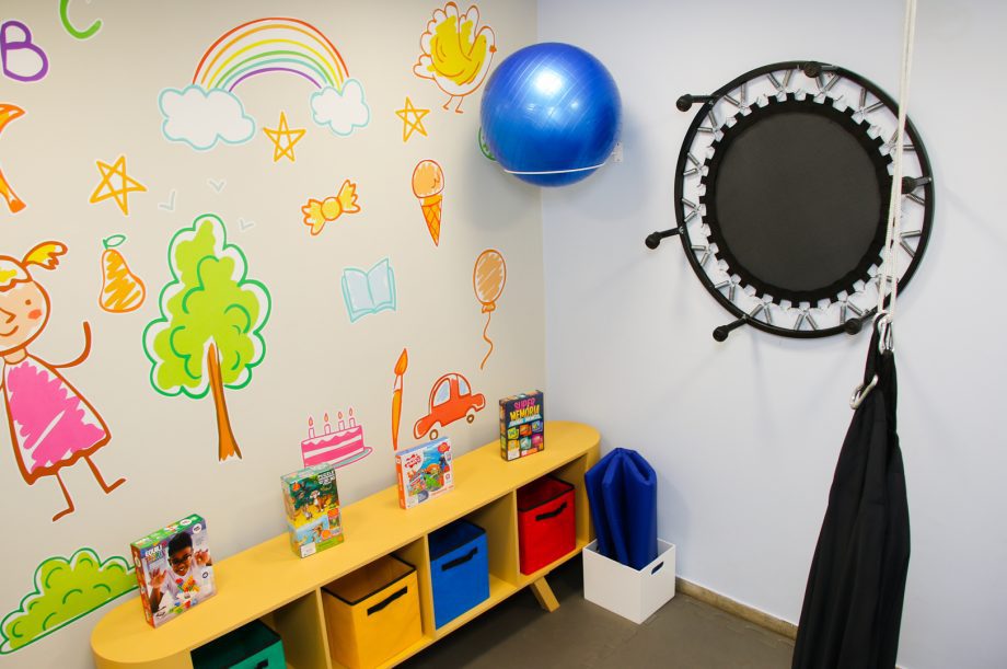 Prefeito entrega uniformes escolares e inaugura sala sensorial na Escola Municipal “Maria Eulália”