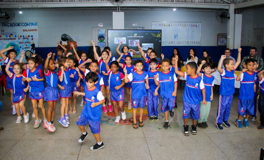 Prefeito entrega uniformes escolares e inaugura sala sensorial na Escola Municipal “Maria Eulália”
