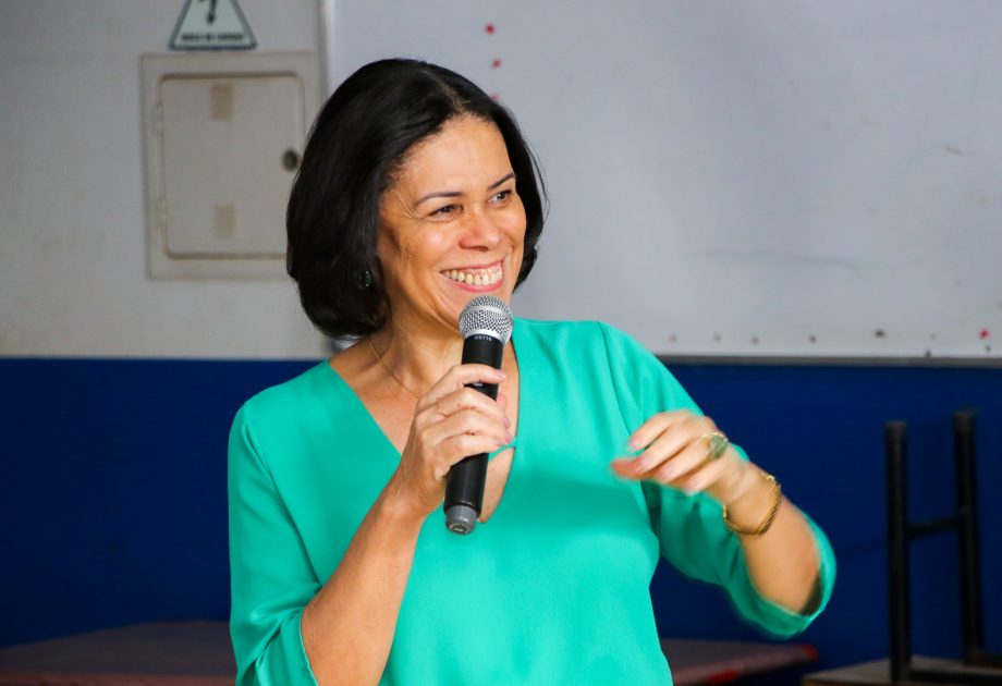 Prefeito entrega uniformes escolares e inaugura sala sensorial na Escola Municipal “Maria Eulália”