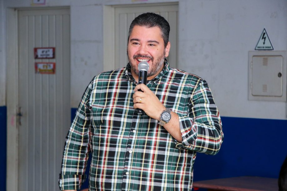 Prefeito entrega uniformes escolares e inaugura sala sensorial na Escola Municipal “Maria Eulália”