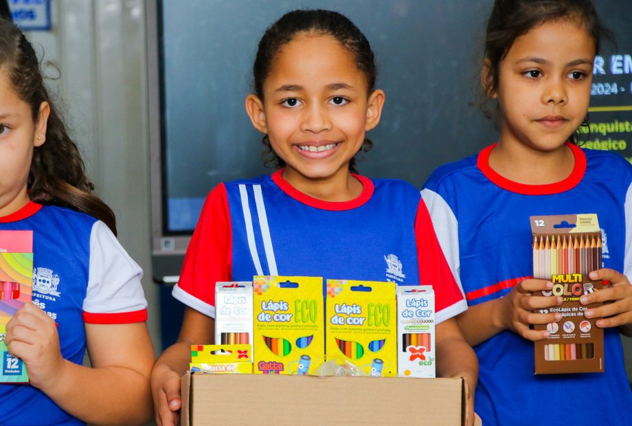 Prefeito entrega uniformes escolares e inaugura sala sensorial na Escola Municipal “Maria Eulália”