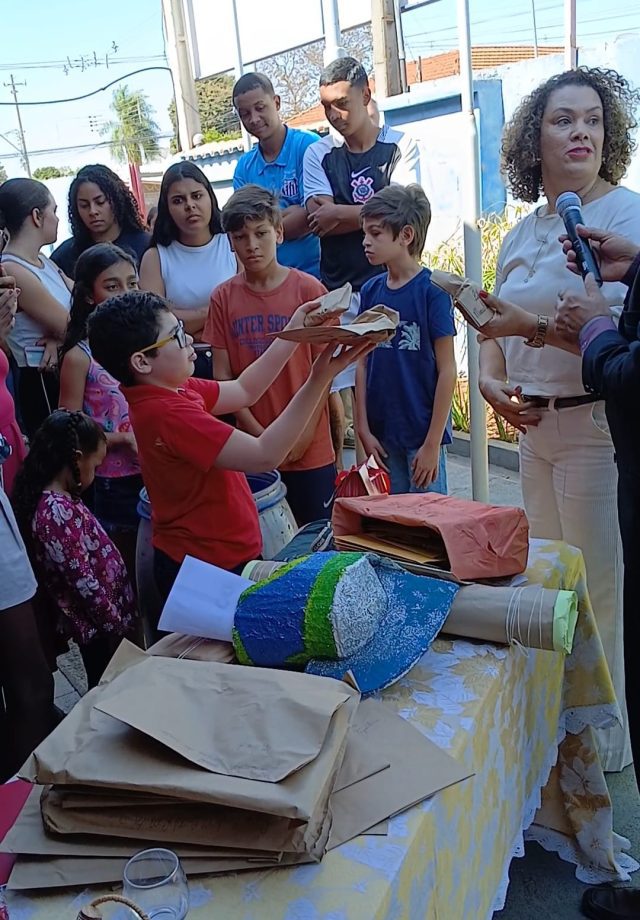 Dez Anos depois: Cápsula do Tempo é aberta e emociona comunidade da Escola Gentil Montalvão Dez Anos depois: Cápsula do Tempo é aberta e emociona comunidade da Escola Gentil Montalvão