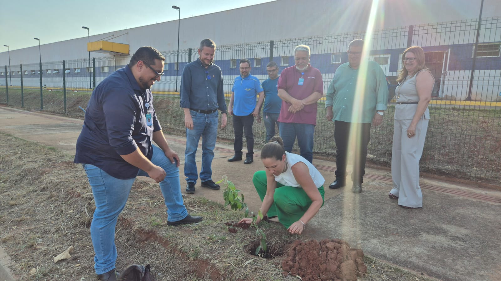 Hospital Regional da Costa Leste Magid Thomé realiza plantio de árvores pelo futuro sustentável