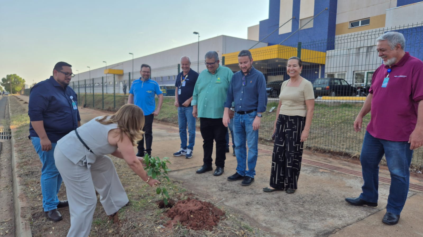 Hospital Regional da Costa Leste Magid Thomé realiza plantio de árvores pelo futuro sustentável