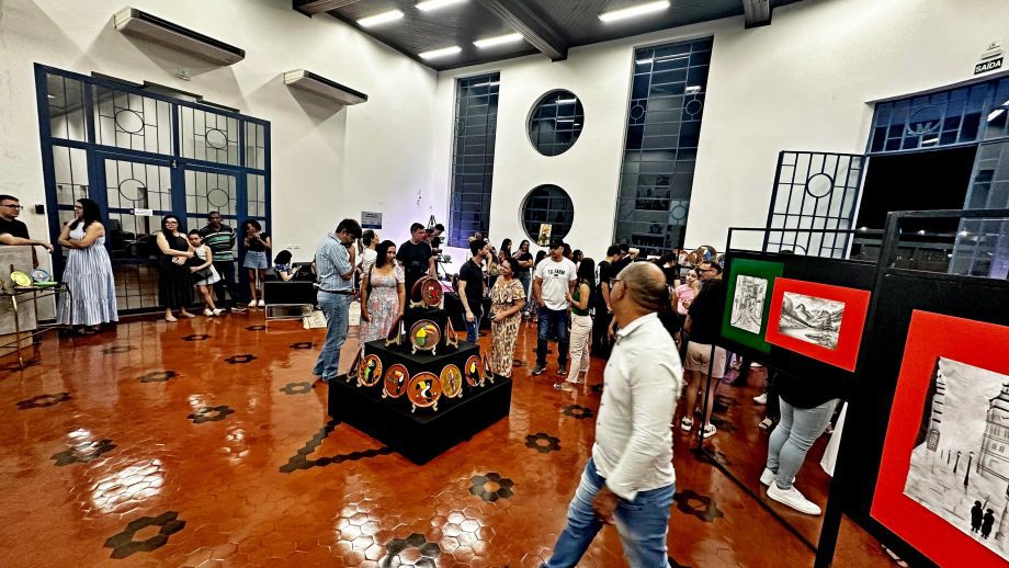 Diretoria de Cultura faz abertura oficial da exposição de artes “Bicho que Voa”
