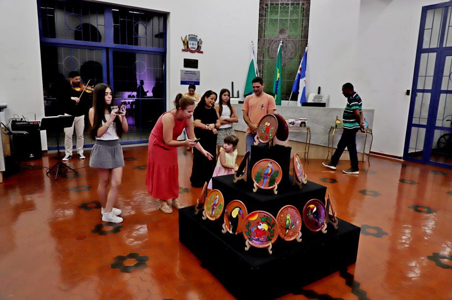 Diretoria de Cultura faz abertura oficial da exposição de artes “Bicho que Voa”