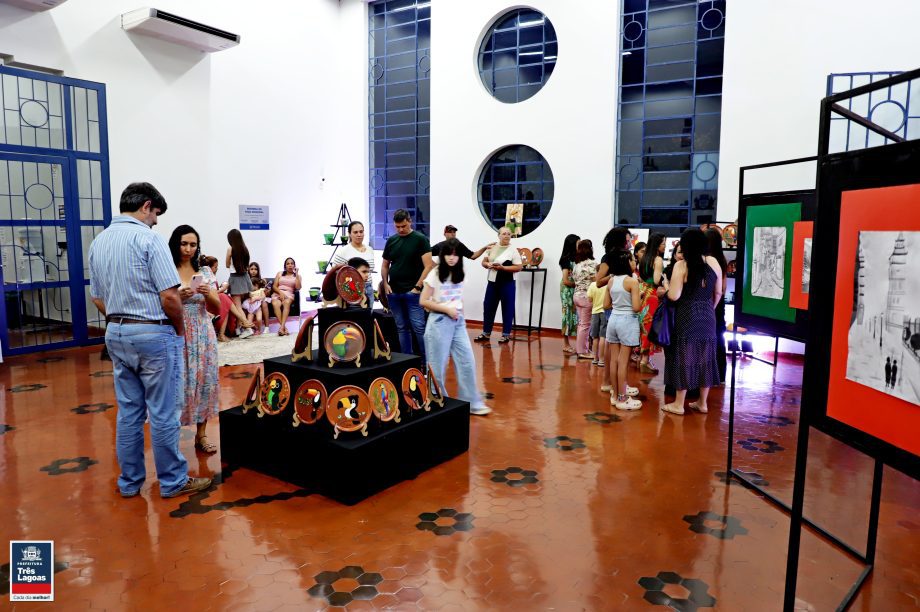 Diretoria de Cultura faz abertura oficial da exposição de artes “Bicho que Voa”