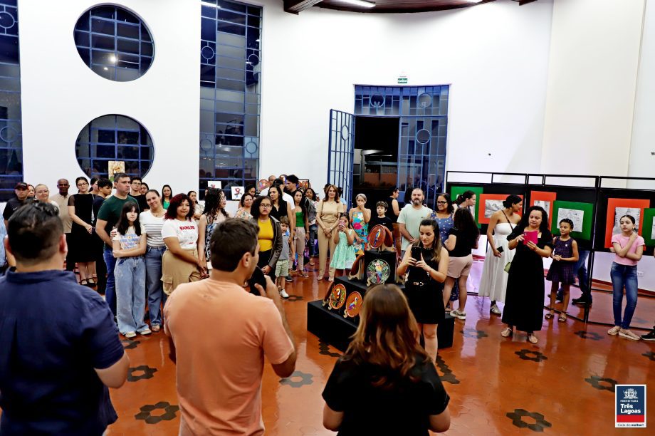 Diretoria de Cultura faz abertura oficial da exposição de artes “Bicho que Voa”