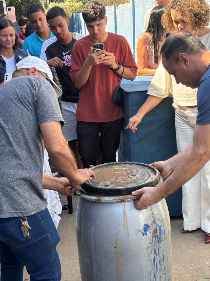 Dez Anos depois: Cápsula do Tempo é aberta e emociona comunidade da Escola Gentil Montalvão Dez Anos depois: Cápsula do Tempo é aberta e emociona comunidade da Escola Gentil Montalvão