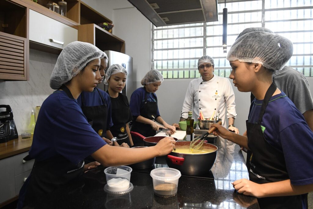 Master Chef na Rede Estadual: alunos aprendem gastronomia e sonham com sucesso na carreira profissional Master Chef na Rede Estadual: alunos aprendem gastronomia e sonham com sucesso na carreira profissional