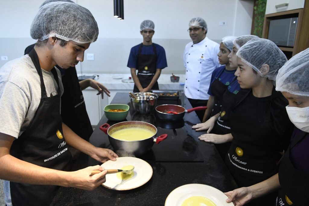 Master Chef na Rede Estadual: alunos aprendem gastronomia e sonham com sucesso na carreira profissional Master Chef na Rede Estadual: alunos aprendem gastronomia e sonham com sucesso na carreira profissional