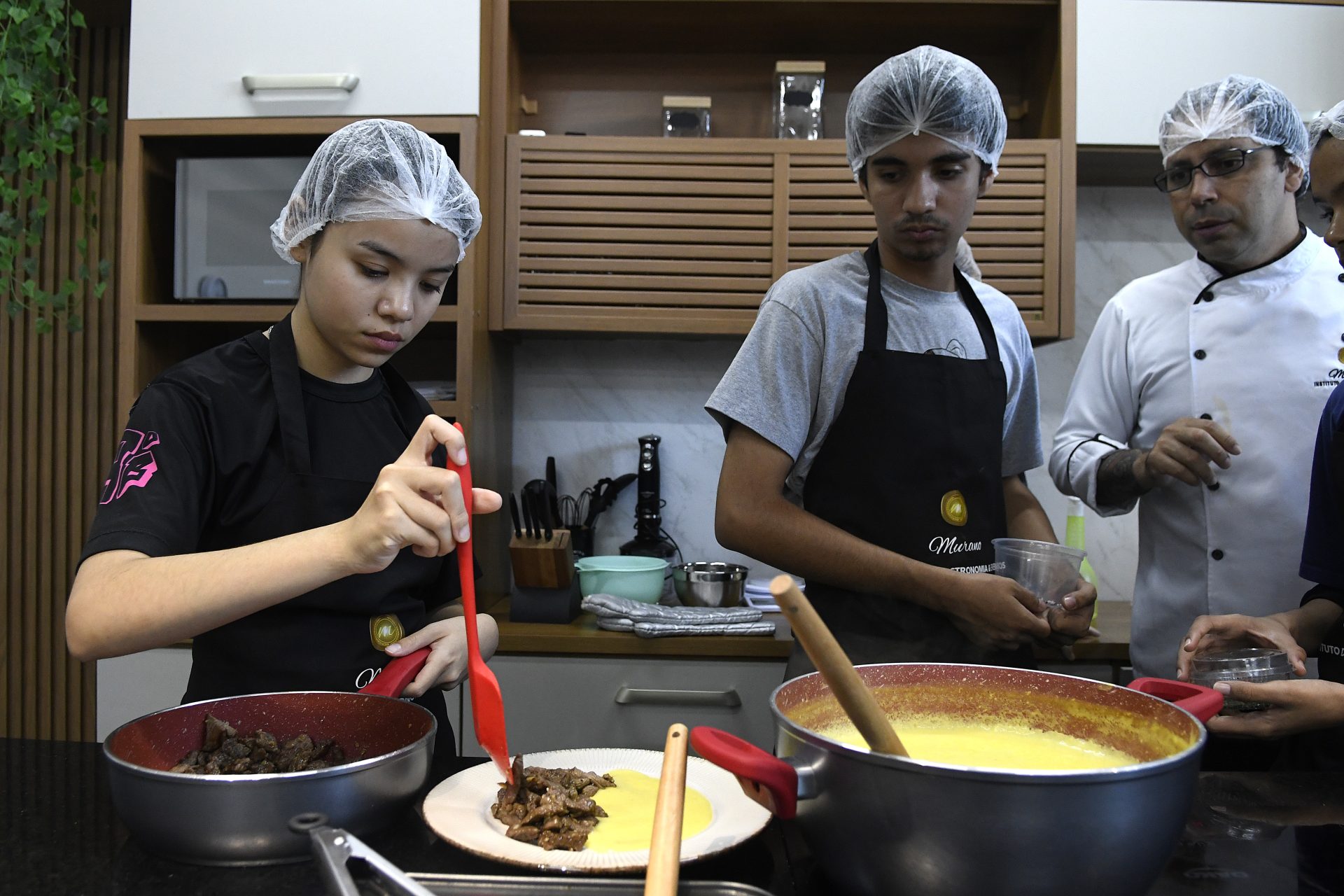 Master Chef na Rede Estadual: alunos aprendem gastronomia e sonham com sucesso na carreira profissional Master Chef na Rede Estadual: alunos aprendem gastronomia e sonham com sucesso na carreira profissional