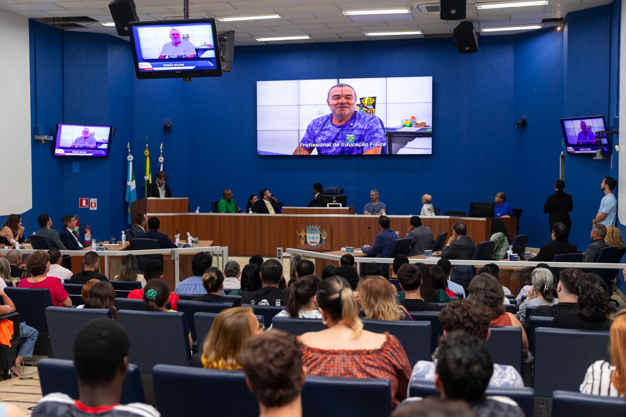Vereadores realizam sessão solene alusiva ao Dia do Profissional de Educação Física Vereadores realizam sessão solene alusiva ao Dia do Profissional de Educação Física