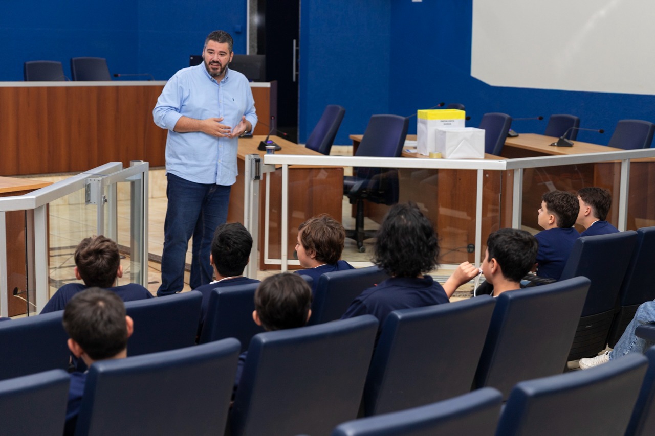 Câmara recebe alunos da escola Exitus no projeto Visita Guiada