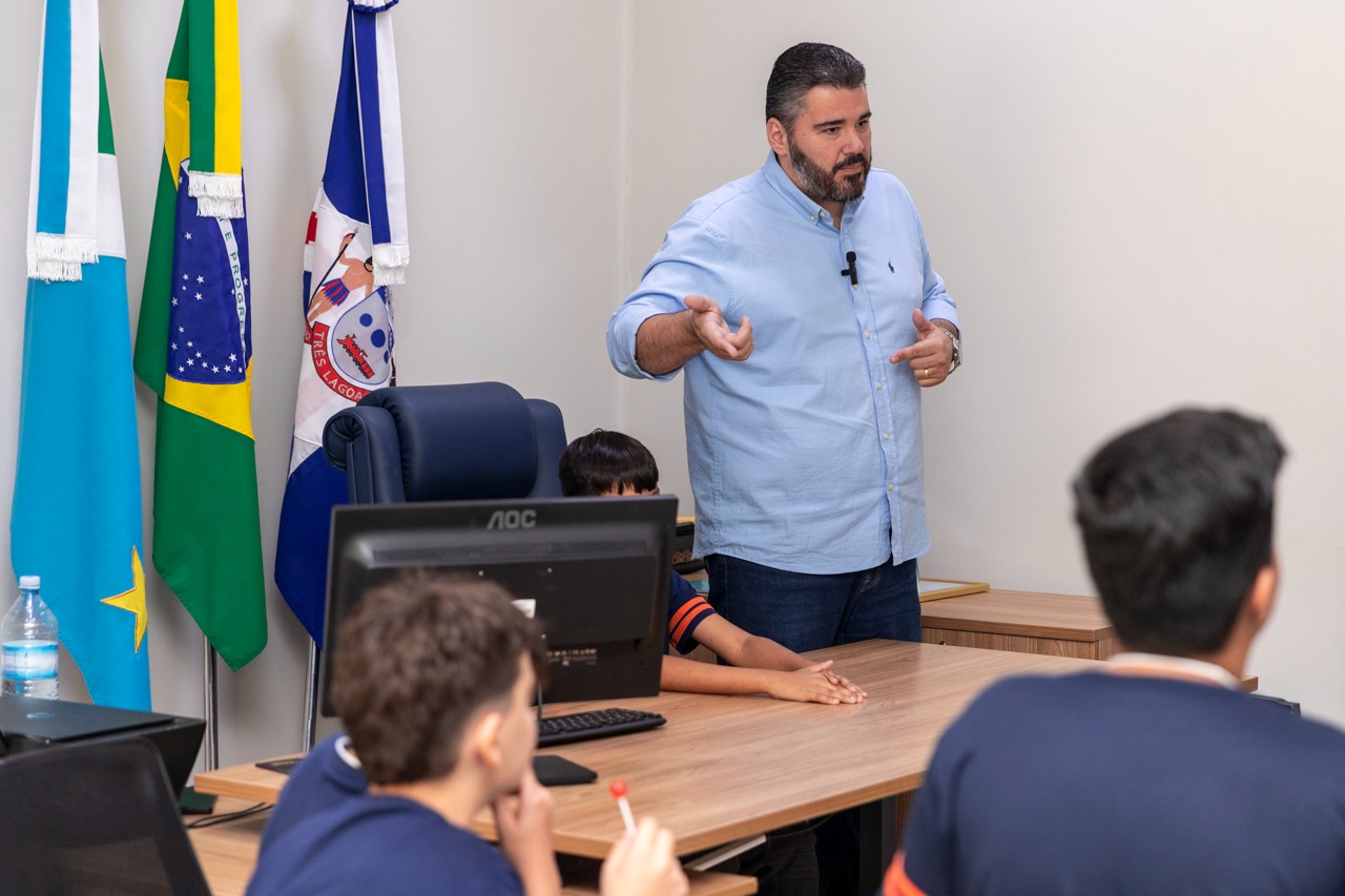 Câmara recebe alunos da escola Exitus no projeto Visita Guiada
