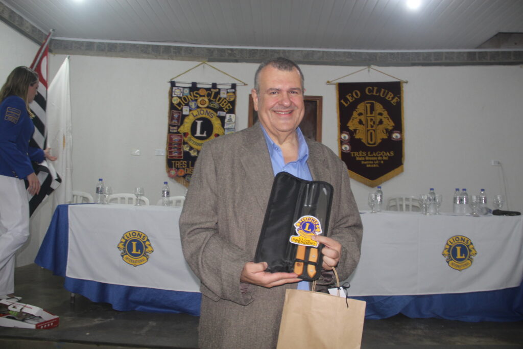 Lions Clube empossa novo presidente em cerimônia marcada por emoção e compromisso com a comunidade