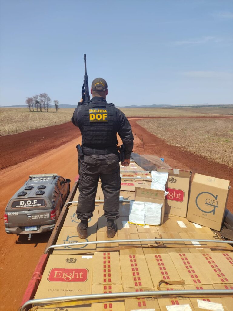 DOF apreende carreta com R$ 2,2 milhões em cigarros e agrotóxicos contrabandeados do Paraguai
