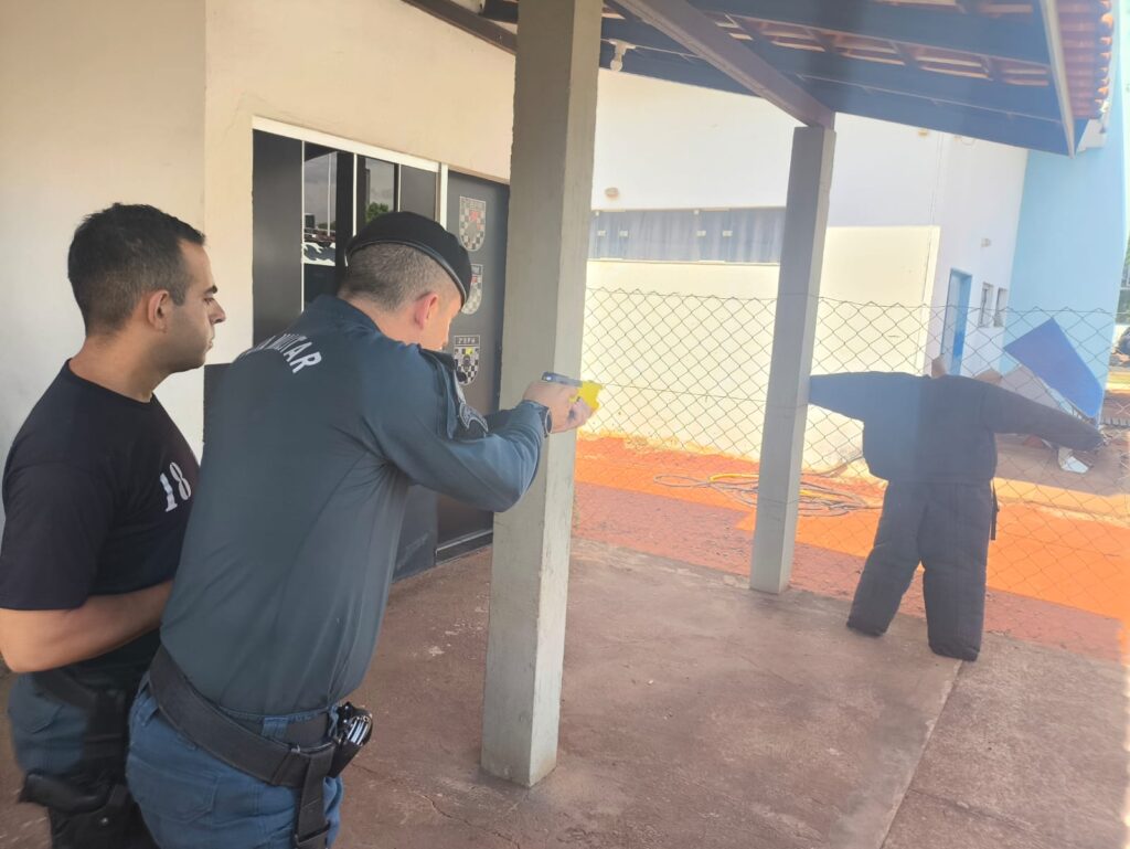 PM’s participam de instruções de capacitação para manuseio de Taser em Três Lagoas