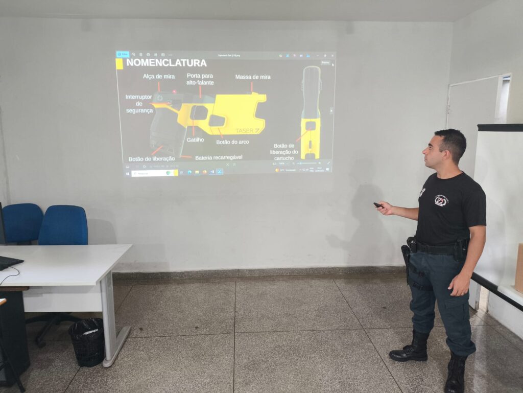 PM’s participam de instruções de capacitação para manuseio de Taser em Três Lagoas
