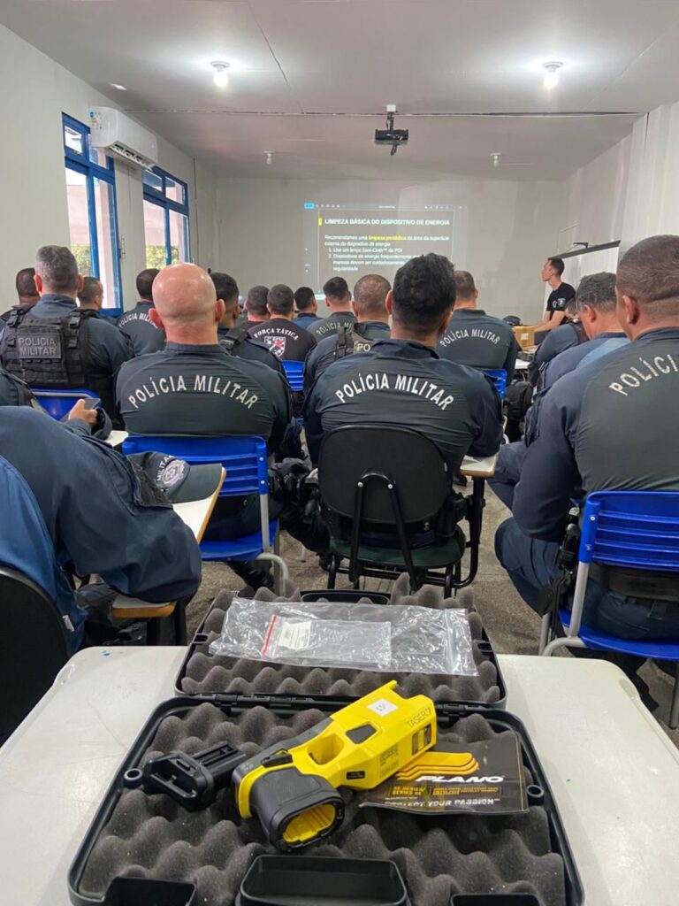 PM’s participam de instruções de capacitação para manuseio de Taser em Três Lagoas