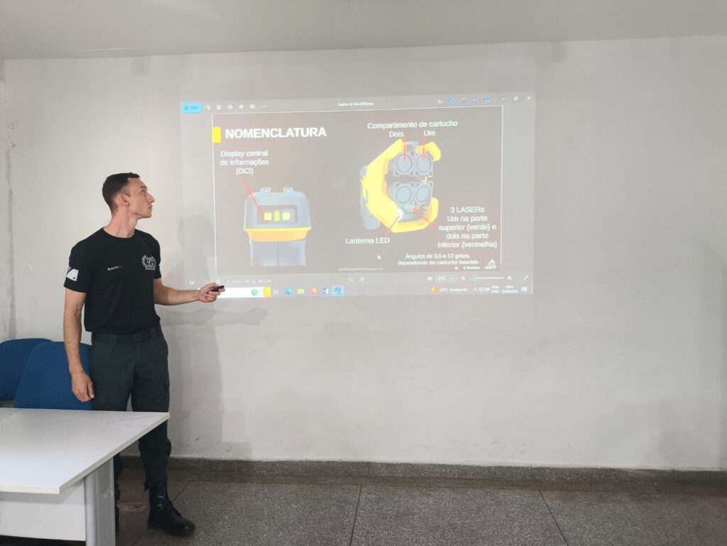 PM’s participam de instruções de capacitação para manuseio de Taser em Três Lagoas