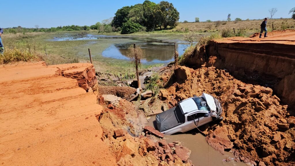 Prefeitura de Três Lagoas atua na recuperação da Estrada do Katayama e constrói desvio para garantir tráfego de veículos Prefeitura de Três Lagoas atua na recuperação da Estrada do Katayama e constrói desvio para garantir tráfego de veículos
