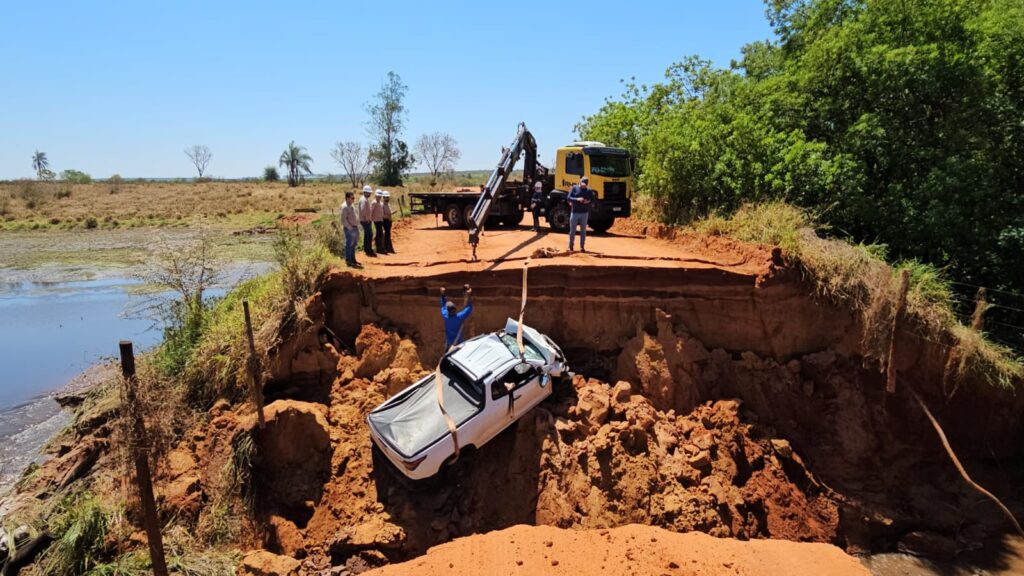 Prefeitura de Três Lagoas atua na recuperação da Estrada do Katayama e constrói desvio para garantir tráfego de veículos Prefeitura de Três Lagoas atua na recuperação da Estrada do Katayama e constrói desvio para garantir tráfego de veículos