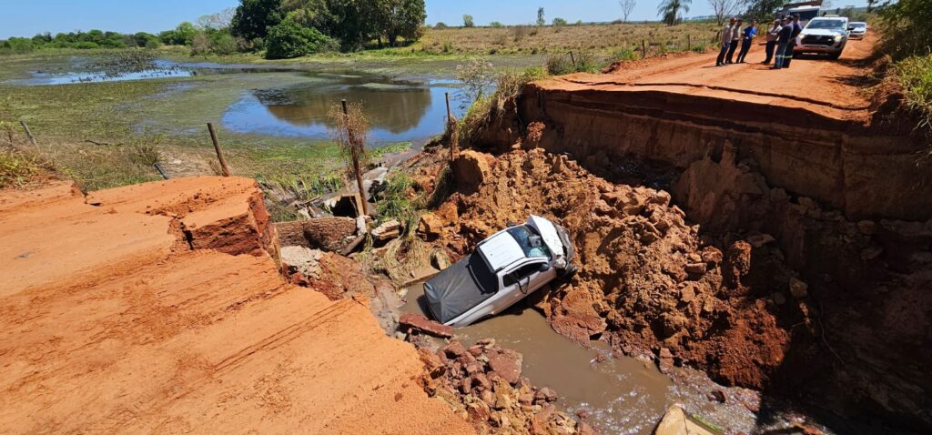 Prefeitura de Três Lagoas atua na recuperação da Estrada do Katayama e constrói desvio para garantir tráfego de veículos Prefeitura de Três Lagoas atua na recuperação da Estrada do Katayama e constrói desvio para garantir tráfego de veículos