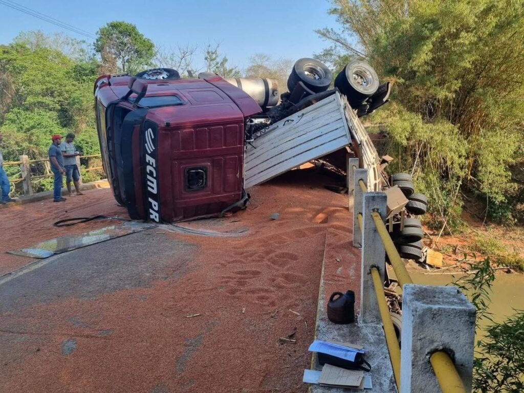 Caminhão tomba e fica pendurado em ponte sobre o Rio do Peixe entre Tupã e Quatá