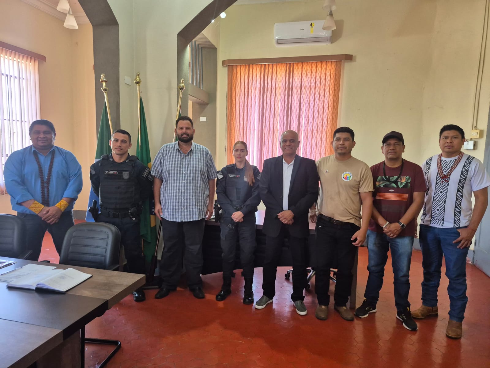 Sejusp entrega veículos para reforçar segurança em aldeias indígenas de Miranda Sejusp entrega veículos para reforçar segurança em aldeias indígenas de Miranda