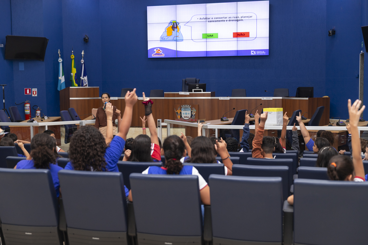 Alunos da Visita Guiada participam de sessão extraordinária