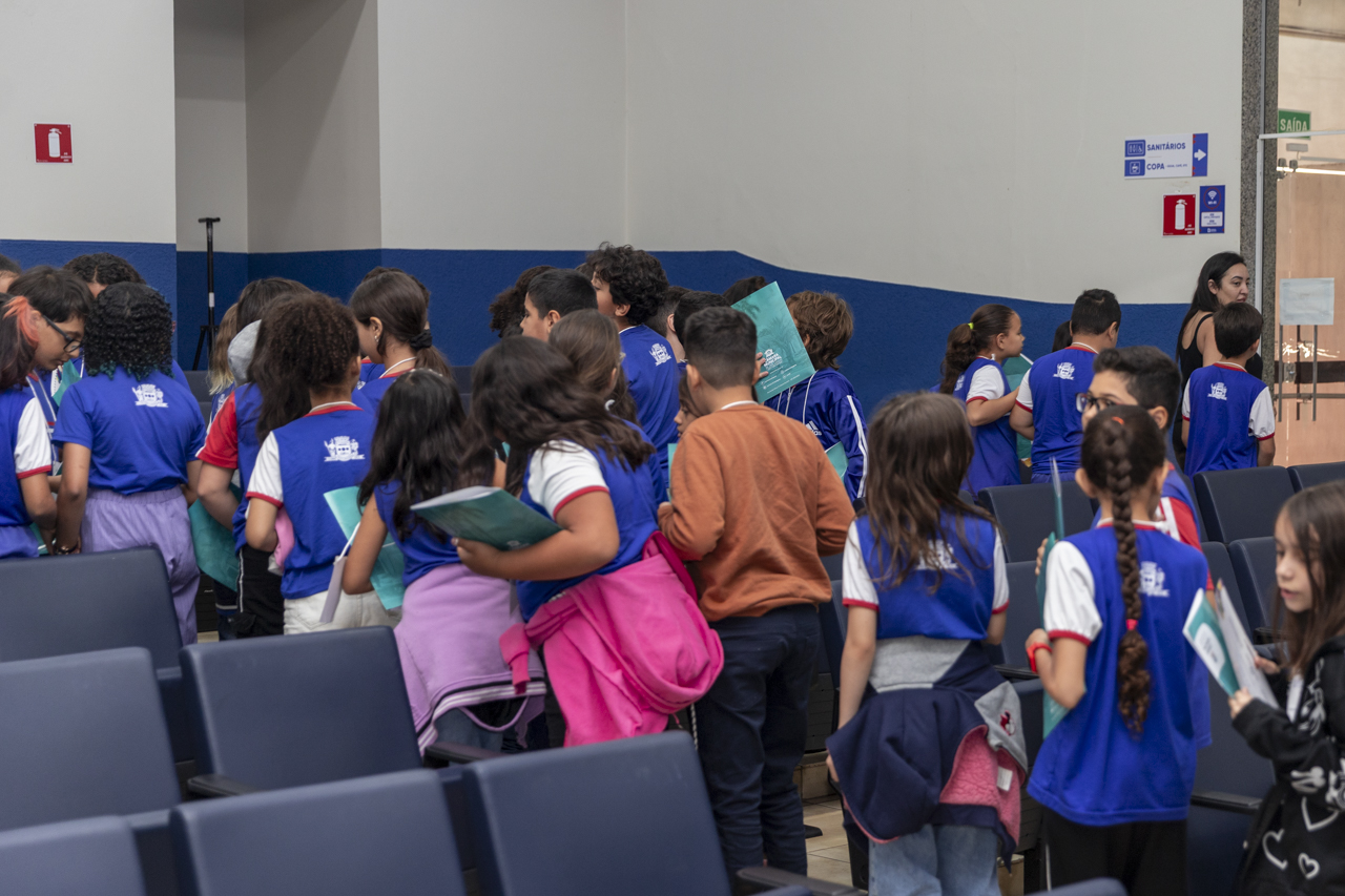 Alunos da Visita Guiada participam de sessão extraordinária