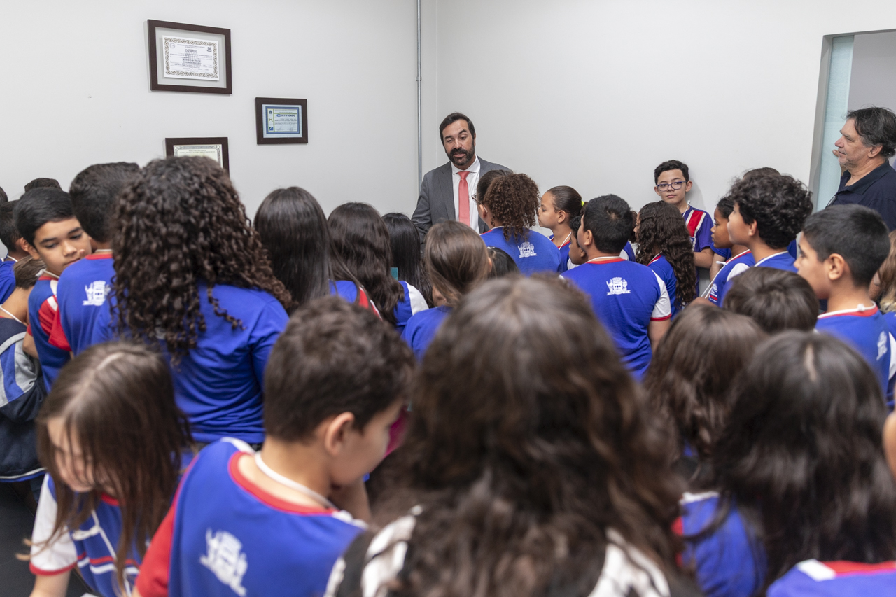 Alunos da Visita Guiada participam de sessão extraordinária