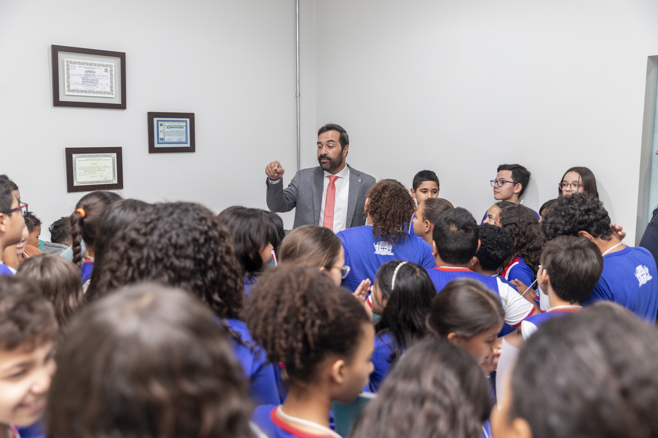 Alunos da Visita Guiada participam de sessão extraordinária