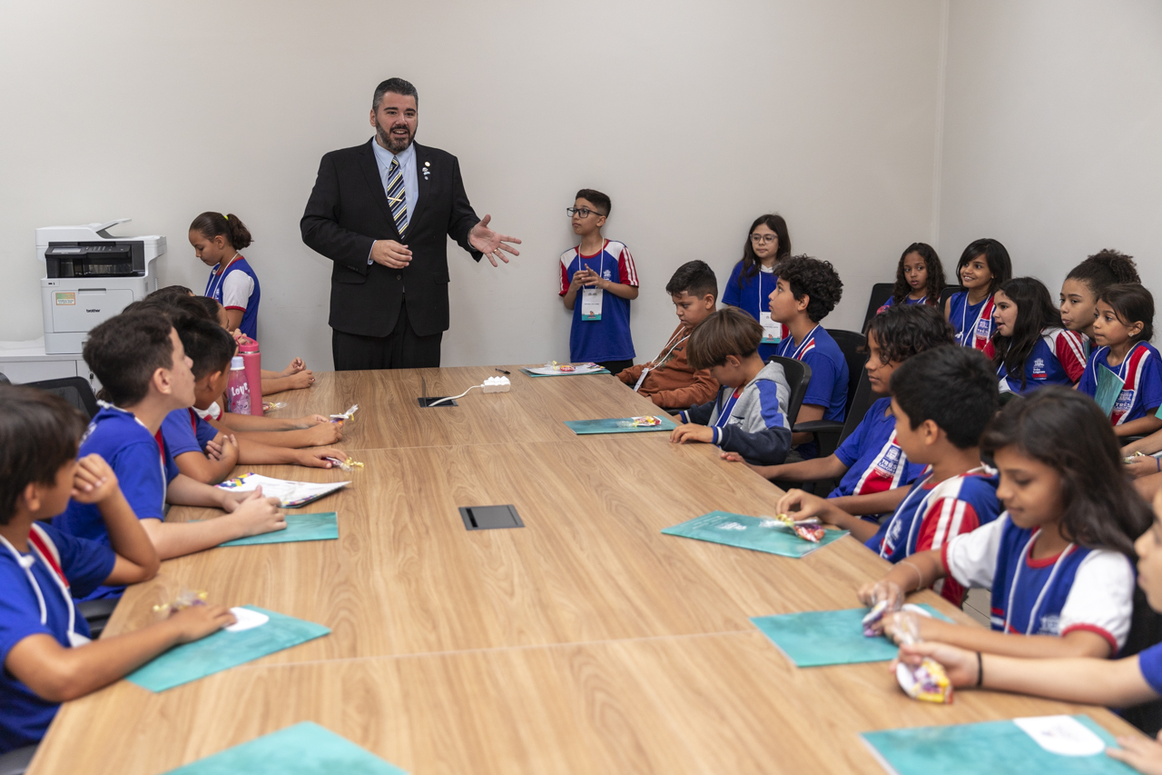 Alunos da Visita Guiada participam de sessão extraordinária