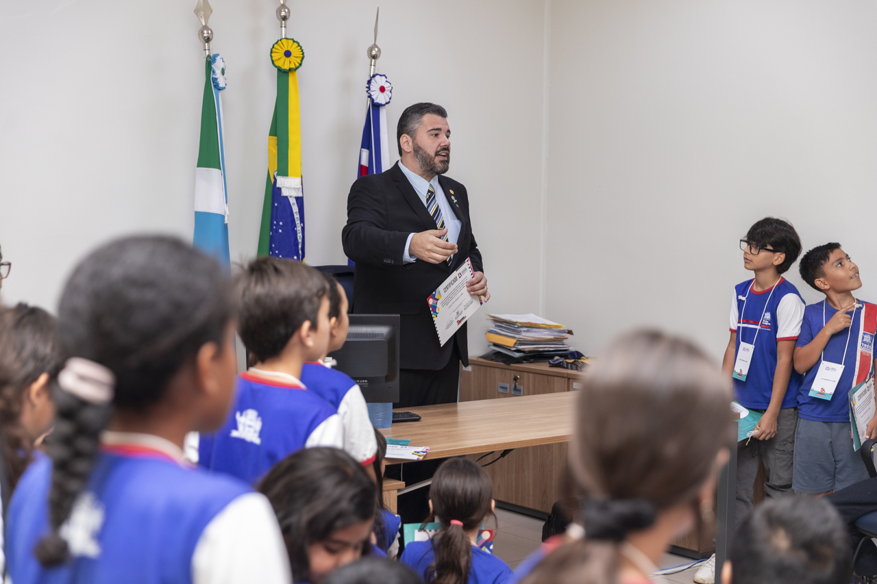 Alunos da Visita Guiada participam de sessão extraordinária