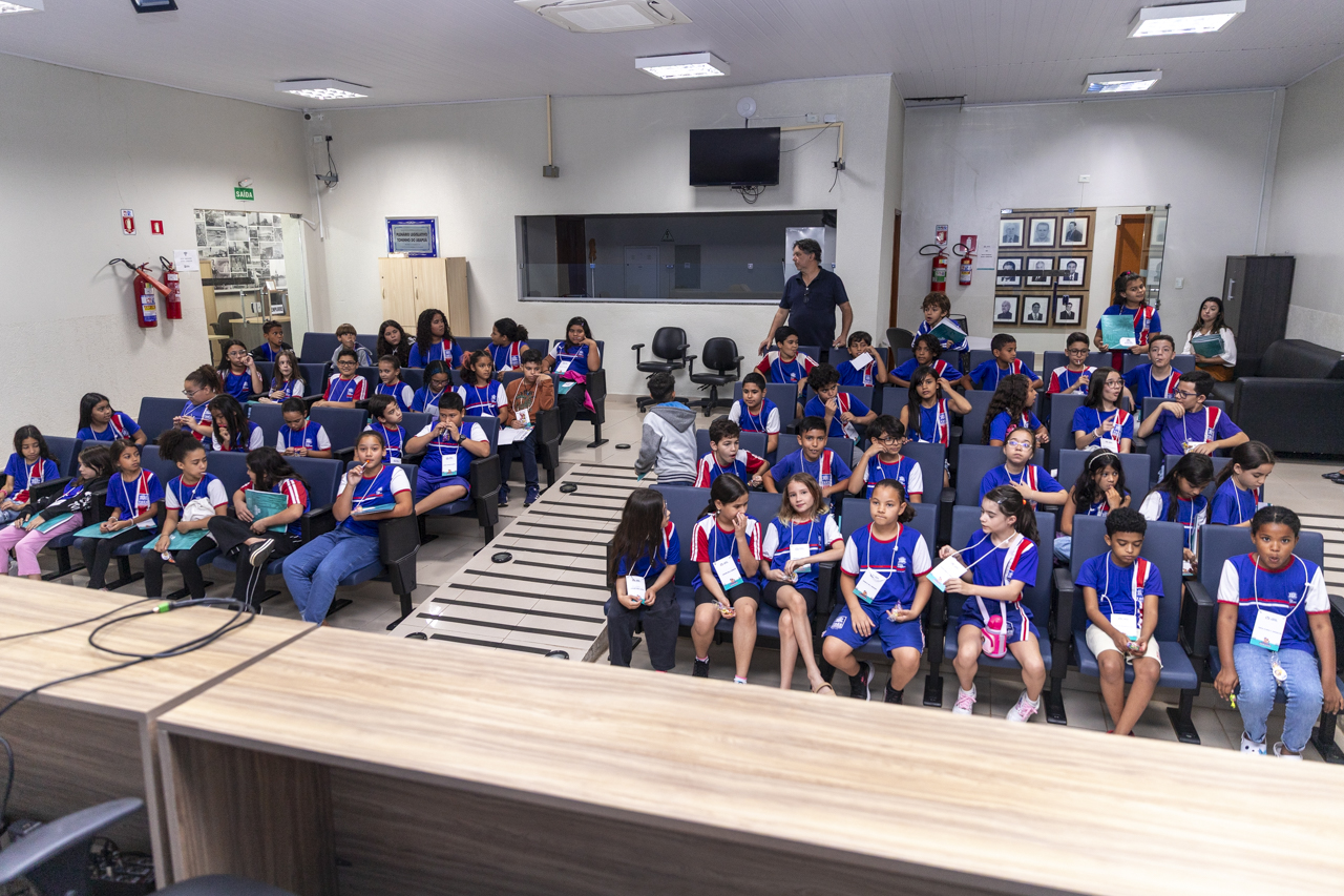 Alunos da Visita Guiada participam de sessão extraordinária