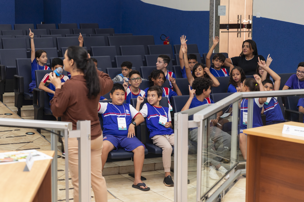 Alunos da Visita Guiada participam de sessão extraordinária