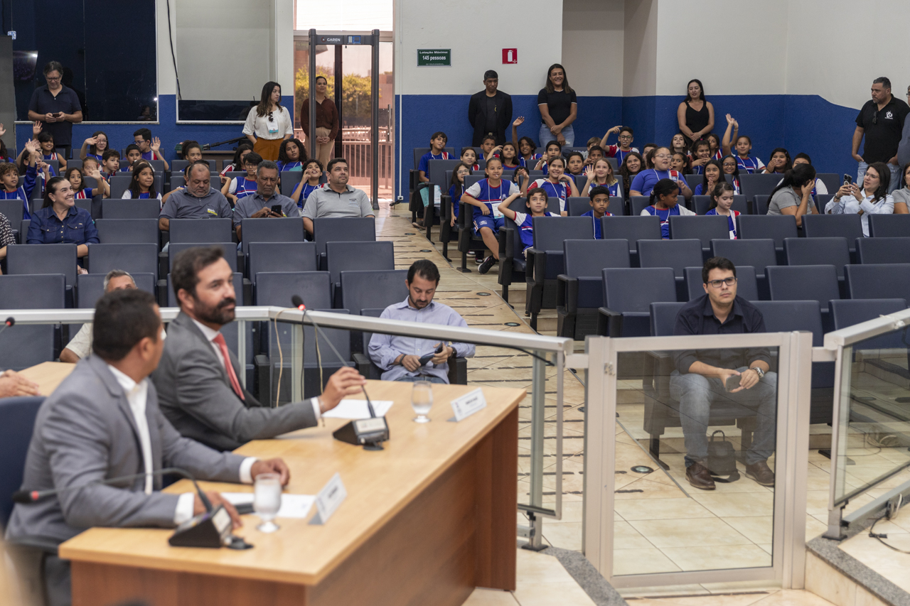 Alunos da Visita Guiada participam de sessão extraordinária