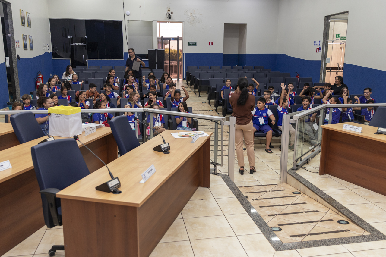 Alunos da Visita Guiada participam de sessão extraordinária