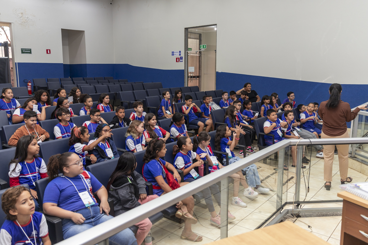 Alunos da Visita Guiada participam de sessão extraordinária