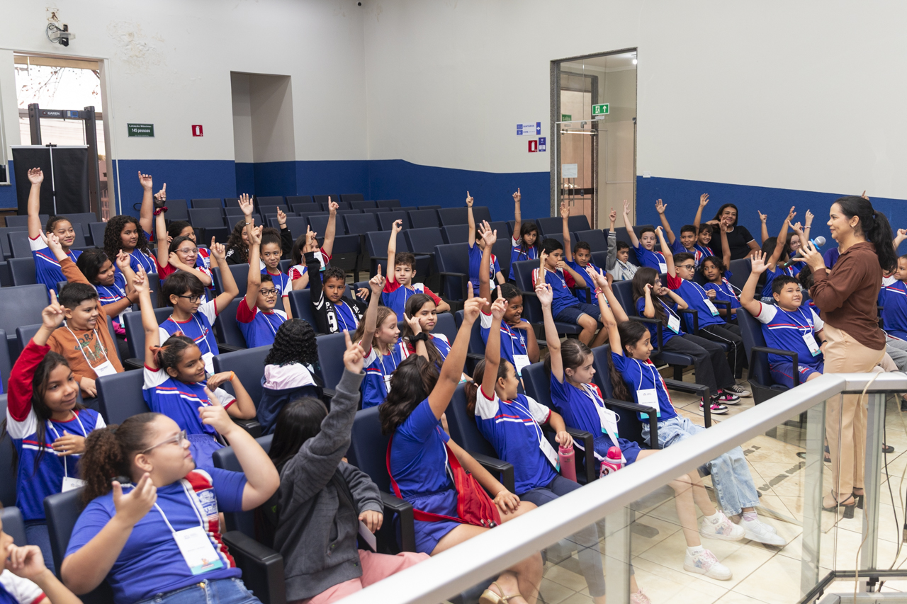 Alunos da Visita Guiada participam de sessão extraordinária