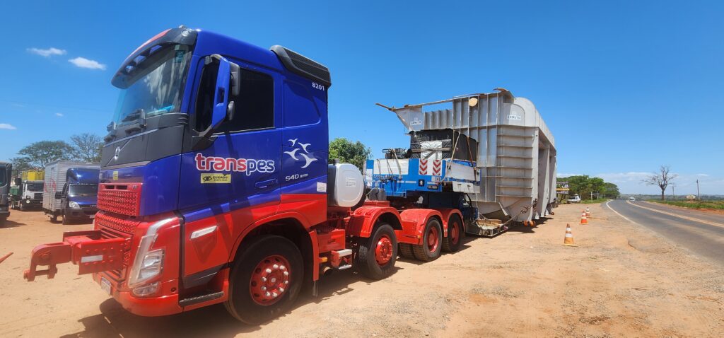 Cargas superdimensionadas movimentam as rodovias da região, rumo ao site da Arauco em Inocência