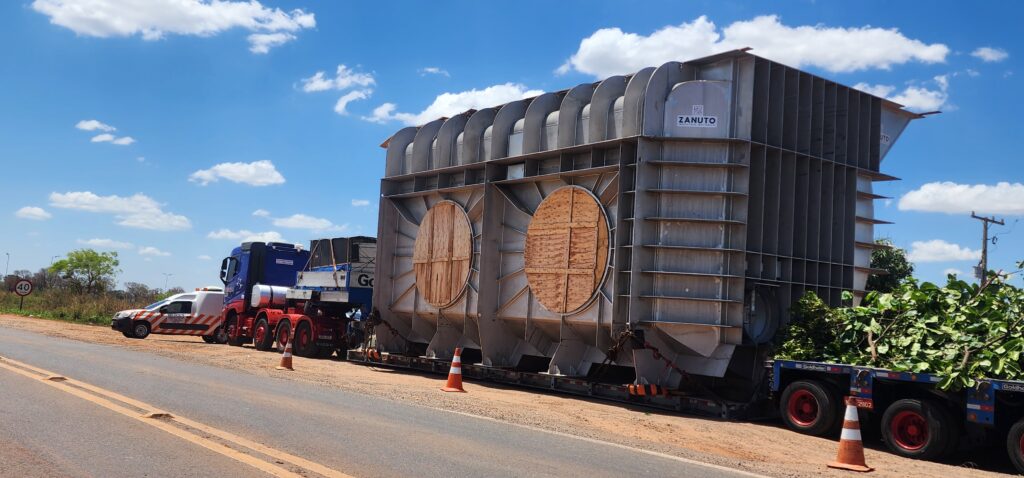 Cargas superdimensionadas movimentam as rodovias da região, rumo ao site da Arauco em Inocência