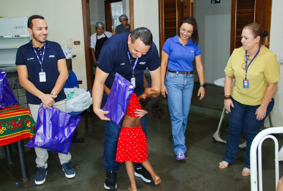 Crianças da Unidade de Acolhimento de Três Lagoas recebem brinquedos em ação solidária